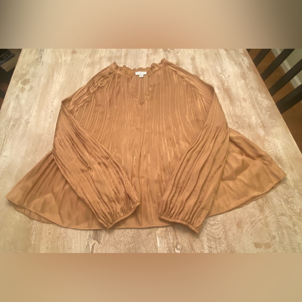 Adorable gold girly blouse 👑
